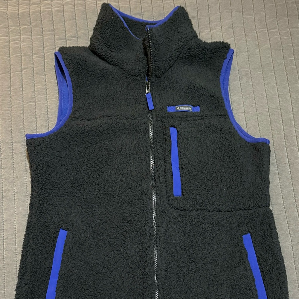 Columbia Women’s Black and Blue Fleece Vest EUC